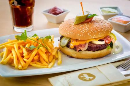 & Restaurant Goldener Pflug - 11