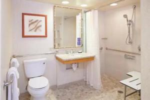 Отель «Embassy Suites by Hilton Waikiki Beach Walk», Гонолулу