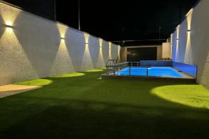 Шикарный дом с бассейном на берегу, Манаскент