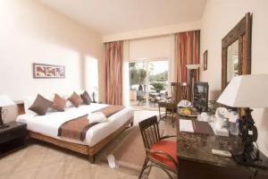 Swiss Inn Pyramids Golf Resort, 6-го октября