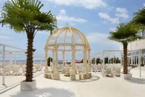Hotel «Amore Beach», Елените