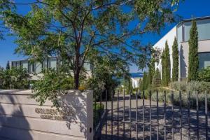 Golden Rays Luxury Villas &, Примостен