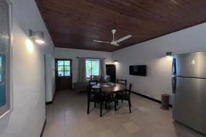 Castaway Lodge, Анс Рояль