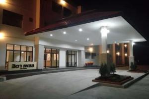 Lita Place, Ройет