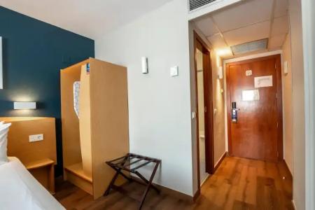 Travelodge Alicante Puerto - 35