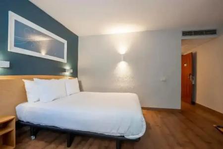 Travelodge Alicante Puerto - 53