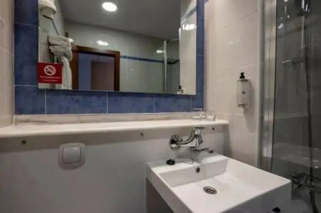 Travelodge Alicante Puerto - 75