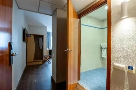 Travelodge Alicante Puerto - 58