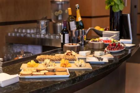 Giraffe by Library Hotel Collection - 12