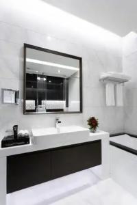 Renaissance Business Bay - 14