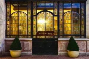 Hotel «Belle Epoque», Бон