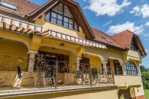 Arina Villa, Хевиз