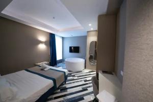 Hotel «Cala Moresca», Баколи