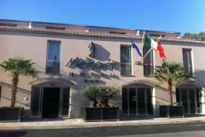 Melqart Hotel, Шакка