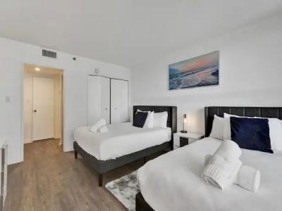 The Alexander All Suites - 323