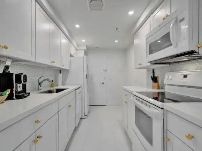 The Alexander All Suites - 687