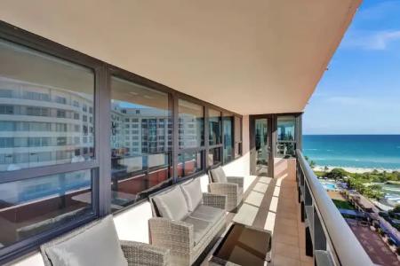 The Alexander All Suites - 702