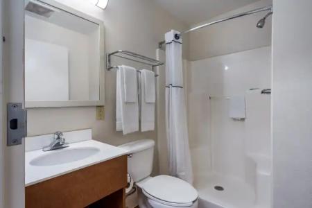 HomeTowne Studios by Red Roof Orlando South - 20