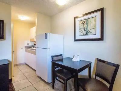 HomeTowne Studios by Red Roof Orlando South - 24