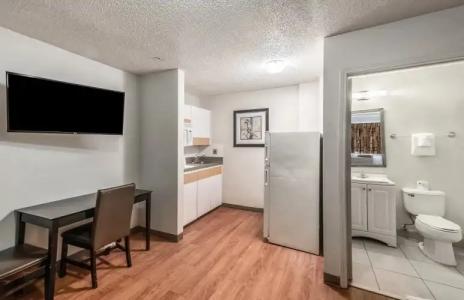 HomeTowne Studios by Red Roof Orlando South - 17