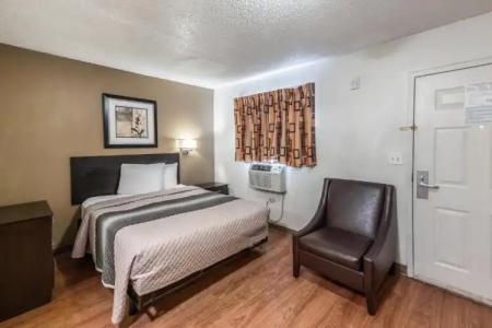 HomeTowne Studios by Red Roof Orlando South - 23