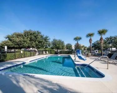 HomeTowne Studios by Red Roof Orlando South - 11