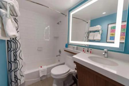 Howard Johnson by Wyndham Anaheim & Water Playground - 7