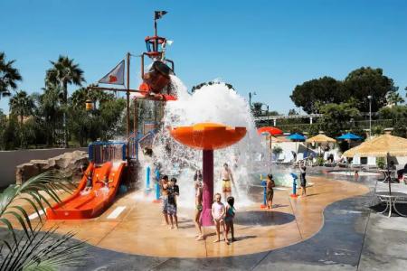 Howard Johnson by Wyndham Anaheim & Water Playground - 12