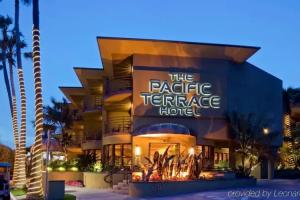 Отели с бассейном