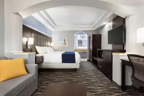 Days Inn & Suites by Wyndham Houston Hobby Airport - 27