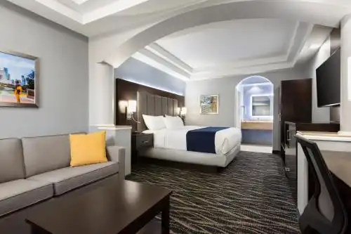 Days Inn & Suites by Wyndham Houston Hobby Airport - 32