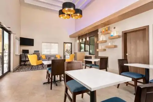 Days Inn & Suites by Wyndham Houston Hobby Airport - 38