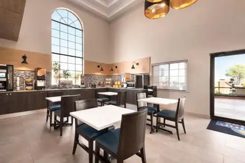 Days Inn & Suites by Wyndham Houston Hobby Airport - 41