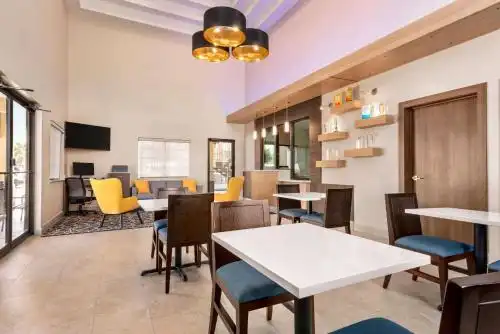 Days Inn & Suites by Wyndham Houston Hobby Airport - 5