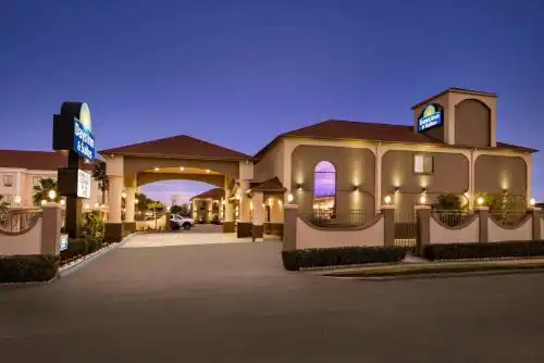 Days Inn & Suites by Wyndham Houston Hobby Airport - 0