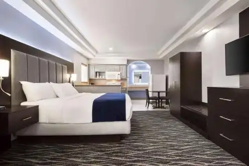 Days Inn & Suites by Wyndham Houston Hobby Airport - 24
