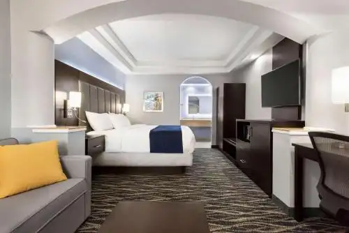 Days Inn & Suites by Wyndham Houston Hobby Airport - 1