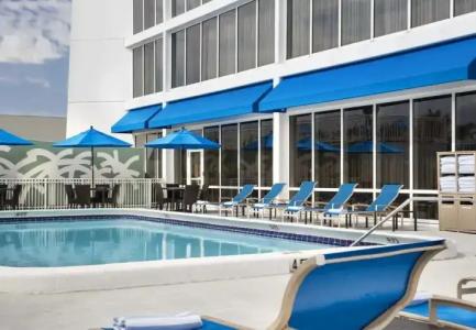 Courtyard by Marriott Fort Lauderdale Beach - 17
