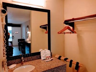 Red Carpet Inn Airport Fort Lauderdale - 8