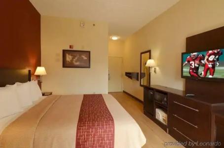 Red Roof Inn Plus+ Austin South - 42