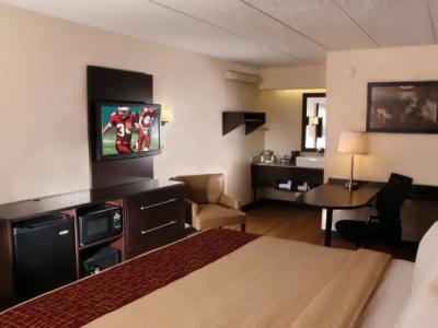 Red Roof Inn Plus+ Austin South - 15