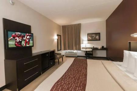 Red Roof Inn Plus+ Austin South - 29