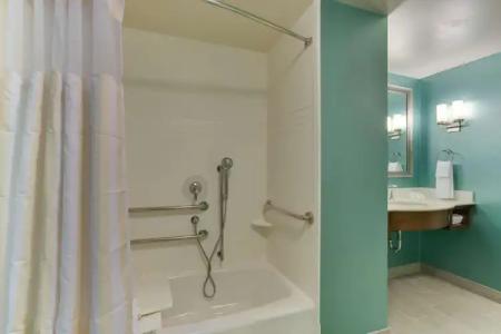 Hilton Garden Inn Oceanfront - 8