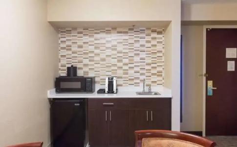 Hilton Garden Inn Airport - 33