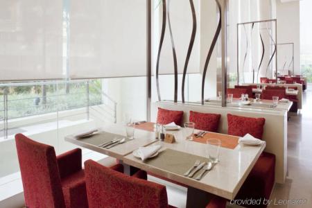 Holiday Inn Mumbai International Airport, An Ihg - 11