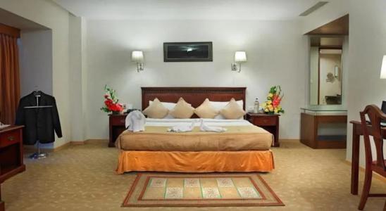 Mgm Mark Whitefield - 15