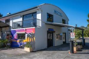 Novena Palms Motel, Брисбен