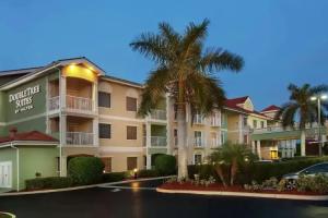 DoubleTree Suites by Hilton Naples, Нейплс