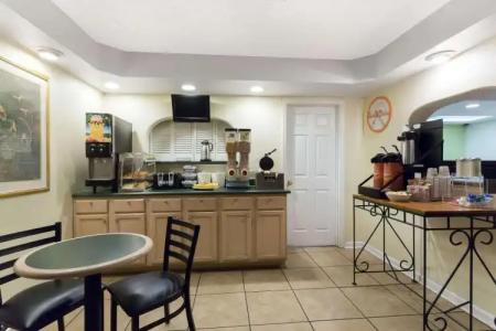 Howard Johnson by Wyndham - 12