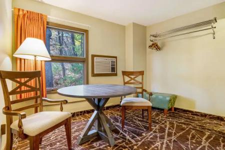 Super 8 by Wyndham/Downtown - 7